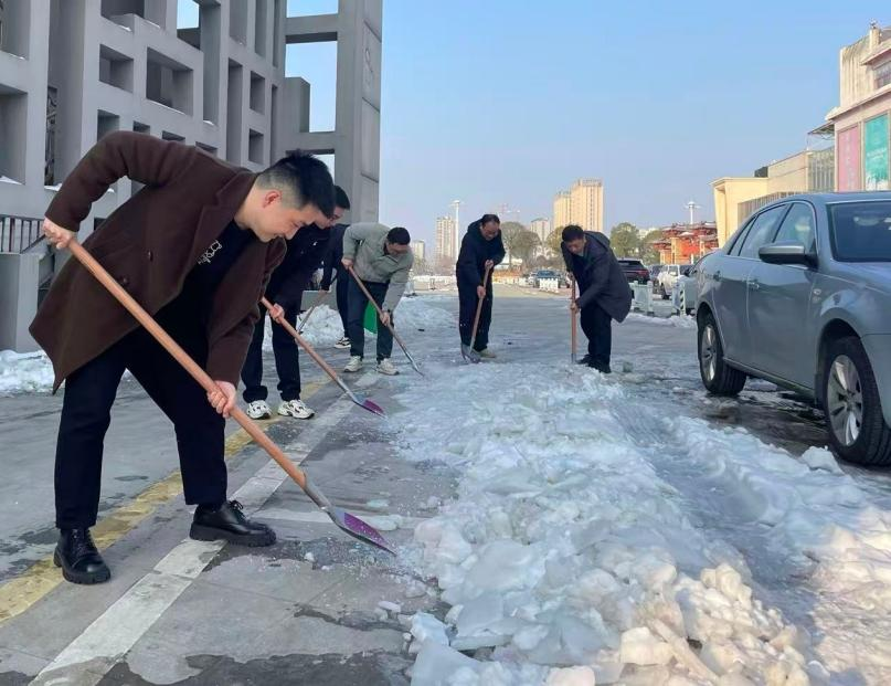 黨建引領(lǐng) 除雪護(hù)行 | 新能源公司開展除雪破冰活動